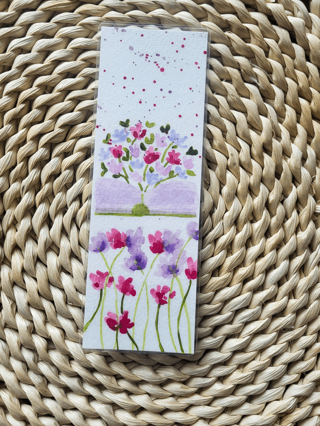 Le marque-page un  livre et fleurs 